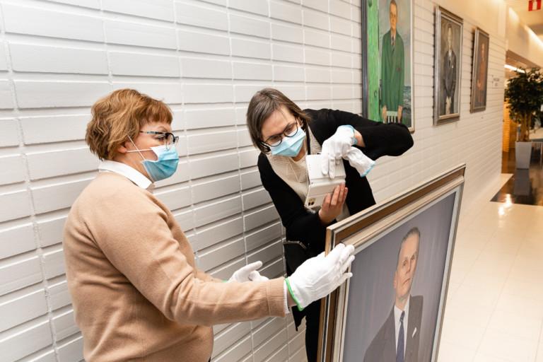  Taidesuunnittelijat kuvaavat sairaalan taideteoksia osastolla 2.
