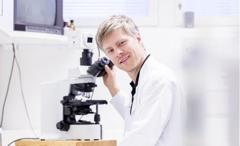  Jussi Koivunen tutkii näytteitä mikroskoopilla.