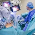  Kirurgi katsoo monitoria robottiavusteisessa leikkauksessa.