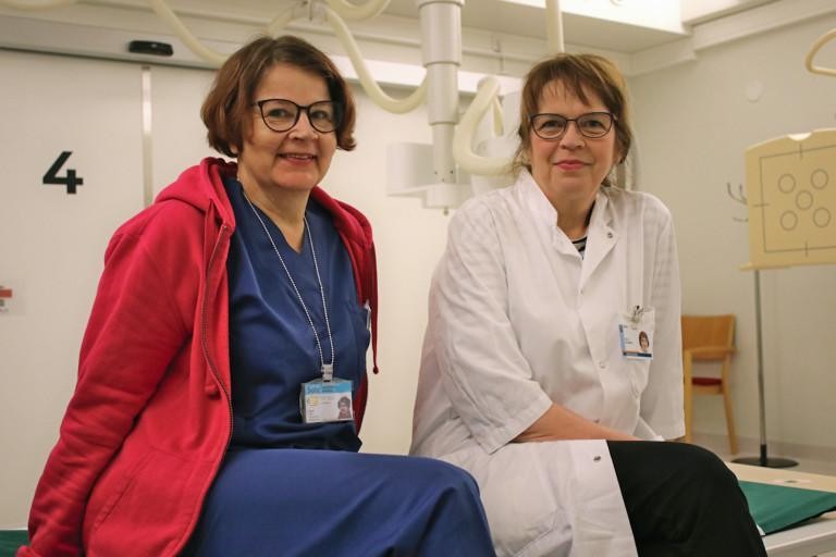  öntgenhoitaja Leila Ukkola ja radiologi Heljä Oikarinen istumassa.