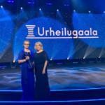  Minna Keskitalo ja Oili OJala poseeraavat Urheilugaalan palkintolavalla.