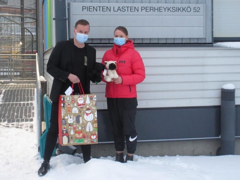  Medanetsin lahjoituksen luovutti yrityksen toimitusjohtaja Juha-Matti Ranta ja sen vastaanotti yksikön puolesta Laura Rajala.