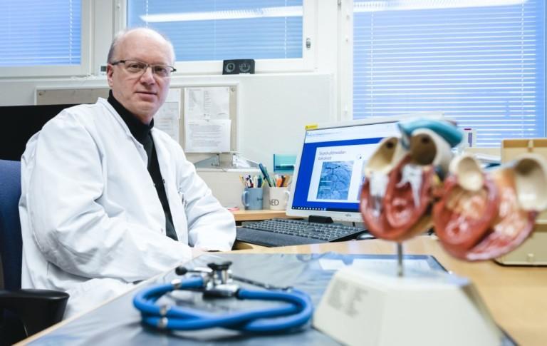  Professori Olavi Ukkola johtaa OPERA-tutkimusta. Hanke edistää uusien hoitomenetelmien kehittämistä ja auttaa tunnistamaan henkilöitä, jotka ovat alttiita valtimonkovettumataudille.